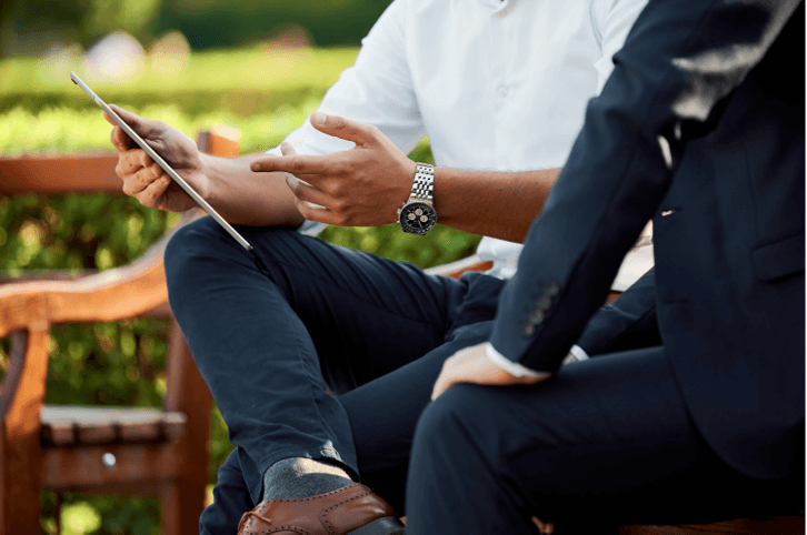 Geschäftsperson hält Tablet in der Hand